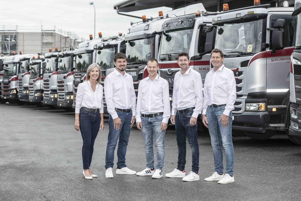 2. und 3. Generation Schlunegger vor ihren Lastwagen
