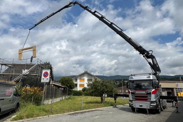 5-A Kranwagen beim Aufrichten